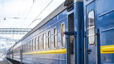 З Чернівців до Ужгорода з грудня курсуватиме новий потяг