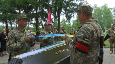 У Сумах поховали солдата Сергія Литвинова, який загинув на війні