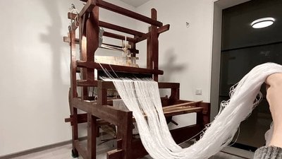 Безперервність традиції. Молода прикарпатка створює ткані етносорочки Безперервність традиції. Молода прикарпатка створює ткані етносорочки