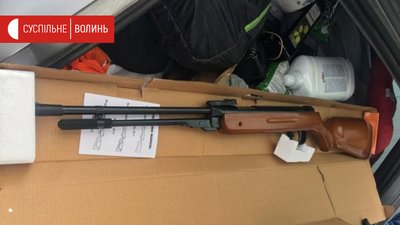На Волинській митниці службовий пес знайшов зброю На Волинській митниці службовий пес знайшов зброю