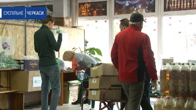 Черкаські волонтери передають продуктові набори в села Черкаські волонтери передають продуктові набори в села