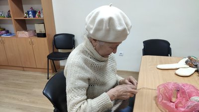 У терцентрі в’яжуть шкарпетки для військових У терцентрі в’яжуть шкарпетки для військових