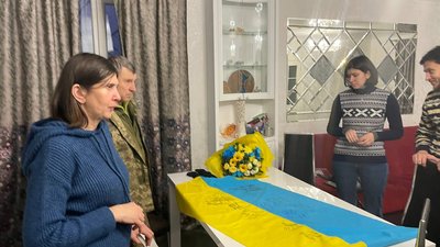 Він - у теробороні, вона з сином - в окупації. Родина херсонського волонтера зустрілась через 9 місяців Він - у теробороні, вона з сином - в окупації. Родина херсонського волонтера зустрілась через 9 місяців