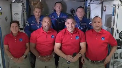 Астронавти з Crew Dragon успішно перебралися на МКС і зробили селфі