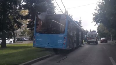 На проспекті Гагаріна тролейбус маршруту «кільце А» виїхав на газон, бо водієві стало зле
