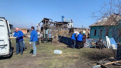 В Юнаківці на Сумщині усувають наслідки обстрілів селища російськими керованими бомбами В Юнаківці на Сумщині усувають наслідки обстрілів селища російськими керованими бомбами
