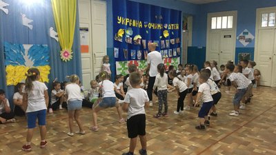 На Полтавщині переселенець організував заняття з хореографії: хто відвідує На Полтавщині переселенець організував заняття з хореографії: хто відвідує