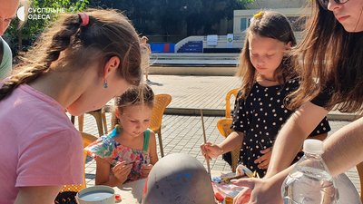 В Одесі пройшов дитячий майстер-клас з малювання: зароблені гроші йдуть на ЗСУ В Одесі пройшов дитячий майстер-клас з малювання: зароблені гроші йдуть на ЗСУ