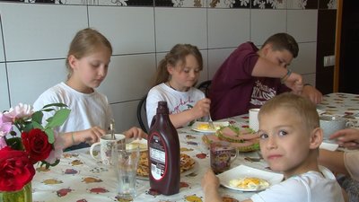 "Молилася на ніч, щоб Бог послав братика чи сестричку": черкаська сім'я виховує названих дітей "Молилася на ніч, щоб Бог послав братика чи сестричку": черкаська сім'я виховує названих дітей