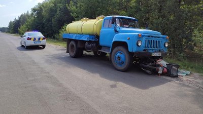 В Любешеві зіштовхнулися скутер і молоковоз