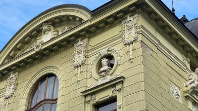 З фасаду театру в Чернівцях демонтували бюст російського поета Пушкіна З фасаду театру в Чернівцях демонтували бюст російського поета Пушкіна