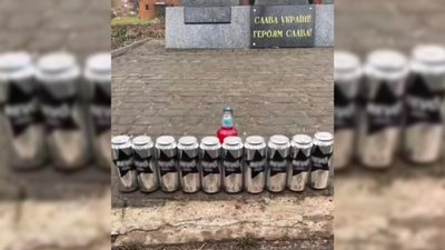 Пляшки біля меморіалу загиблим воїнам у Бобровиці Пляшки біля меморіалу загиблим воїнам у Бобровиці