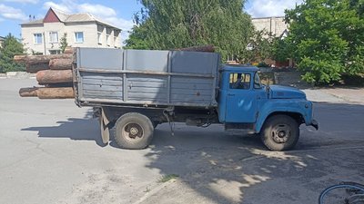 25 колод сосни у вантажівці. На Сумщині поліцейські затримали чоловіка, що незаконно перевозив деревину