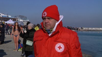 Водохреще в Одесі: містяни занурювалися у море за температури +4 Водохреще в Одесі: містяни занурювалися у море за температури +4