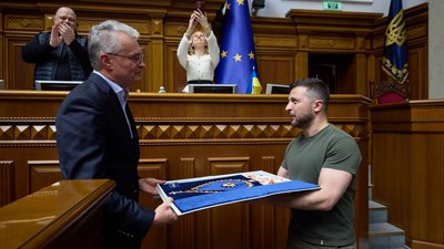Зеленський отримав найвищу держнагороду Литви Зеленський отримав найвищу держнагороду Литви
