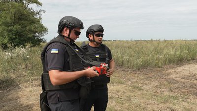 Сапери керують машиною на відстані Сапери керують машиною на відстані