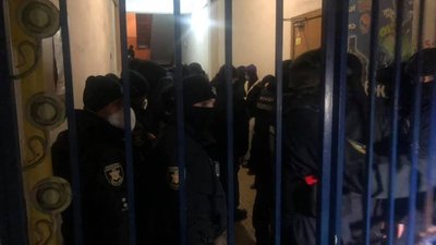У поліції Чернівців прокоментували зібрання чоловіків у балаклавах біля приміщення виборчої комісії