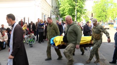 У Житомирі попрощалися із загиблим військовим – сином священника Романом Солонинкою У Житомирі попрощалися із загиблим військовим – сином священника Романом Солонинкою
