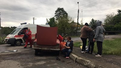 На Сумщині водій врізався в автівку, у якій знаходилися діти. Прокуратура готує йому підозру На Сумщині водій врізався в автівку, у якій знаходилися діти. Прокуратура готує йому підозру