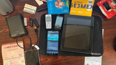Речі, які вилучили під час обшуку в росіянина, який жив у Кременчуці Речі, які вилучили під час обшуку в росіянина, який жив у Кременчуці