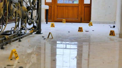 На Буковині під час спроби розбійного нападу поранили трьох людей, зокрема двох поліцейських