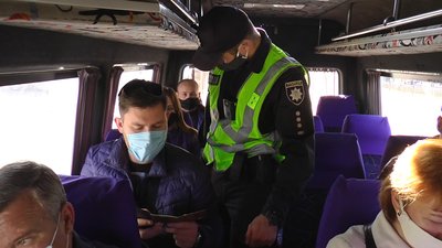 У Миколаєві патрульні перевіряли громадський транспорт У Миколаєві патрульні перевіряли громадський транспорт