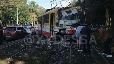 В Одесі трамвай зійшов з рейок через будівельне сміття