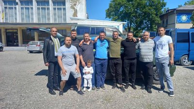 Жителі громади, які збирали гроші на машини Жителі громади, які збирали гроші на машини