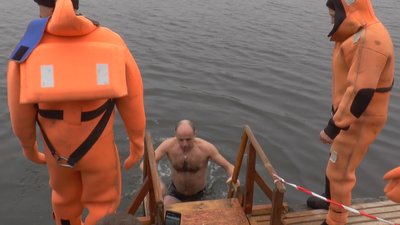 Миколаївці долучились до хрещенського пірнання у воду Миколаївці долучились до хрещенського пірнання у воду