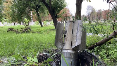 "Ми приїхали з гарячим серцем": волонтери допомагають закривати вікна жителям Балаклії