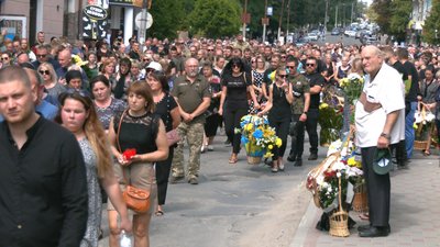 На Прикарпатті попрощалися з першим головою Тлумацької громади Романом Круховським, який загинув на війні На Прикарпатті попрощалися з першим головою Тлумацької громади Романом Круховським, який загинув на війні