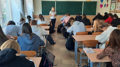 Одинадцятикласники кропивницької гімназії у Міжнародний день грамотності написали диктант