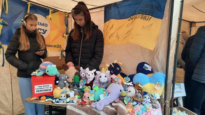 В Івано-Франківську школярі організували благодійний ярмарок, щоб допомогти ЗСУ В Івано-Франківську школярі організували благодійний ярмарок, щоб допомогти ЗСУ