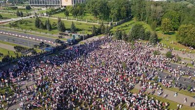 Десятки тисяч протестувальників підійшли до резиденції Лукашенка Десятки тисяч протестувальників підійшли до резиденції Лукашенка