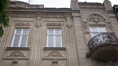 У центрі Львова в історичній будівлі замінили пластикові вікна на дерев'яні