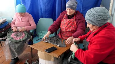 На Сумщині прядуть вовну і виготовляють з неї теплі речі для військових На Сумщині прядуть вовну і виготовляють з неї теплі речі для військових