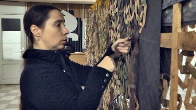 Лучани та переселенці разом плетуть сітки для військових Лучани та переселенці разом плетуть сітки для військових