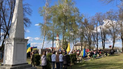 У селі на Тернопільщині прощаються з військовим, екснардепом Олегом Барною У селі на Тернопільщині прощаються з військовим, екснардепом Олегом Барною