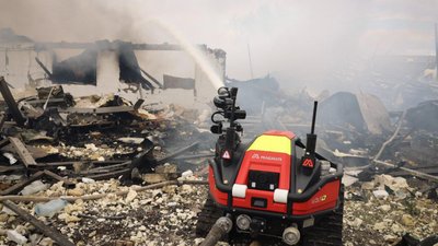Машина "Magnus Wolf R1" ліквідовує пожежу Машина "Magnus Wolf R1" ліквідовує пожежу