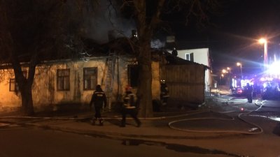 У Рівному горів дерев'яний будинок, всередині шукали людину У Рівному горів дерев'яний будинок, всередині шукали людину