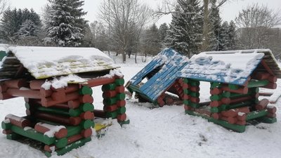 Рівнянка показала фото дитячого майданчика з цвяхами. Комунальники пояснили, чому так сталось