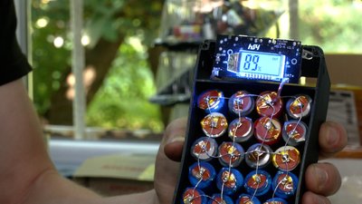 Чернігівець з використаних електронних цигарок виготовляє павербанки для військових