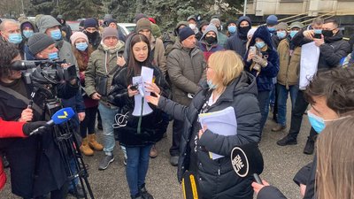 "Гроші йдуть корупціонерам". Моряки перекрили трасу Київ-Одеса "Гроші йдуть корупціонерам". Моряки перекрили трасу Київ-Одеса
