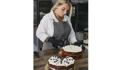Харків’яни відкрили кондитерську в Ужгороді. Як переселенці будують нове життя та допомагають рідному місту Харків’яни відкрили кондитерську в Ужгороді. Як переселенці будують нове життя та допомагають рідному місту