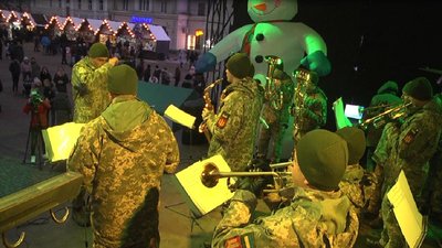 Військовий оркестр 44-ї окремої артбригади заколядував у центрі Тернополя