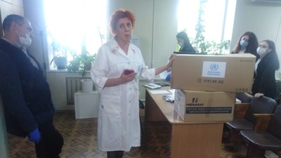 Миколаївський центр лікування інфекційних хвороб обшукують поліцейські Миколаївський центр лікування інфекційних хвороб обшукують поліцейські