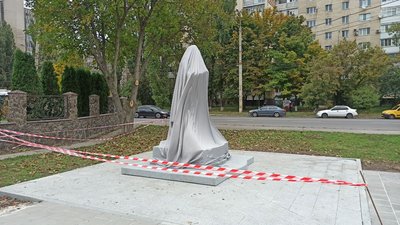 У Вінниці встановили перший в Україні памʼятник Любомиру Гузару У Вінниці встановили перший в Україні памʼятник Любомиру Гузару