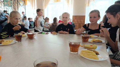 Діти у шкільній їдальні Діти у шкільній їдальні