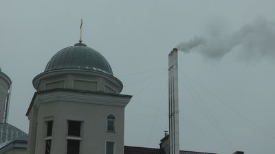 Жителі вулиці Івасюка у Франківську скаржаться на викиди з місцевого монастиря