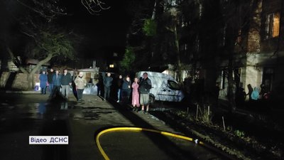 Погорільці п'ятиквартирного будинку у Житомирі самотужки ліквідовують наслідки пожежі